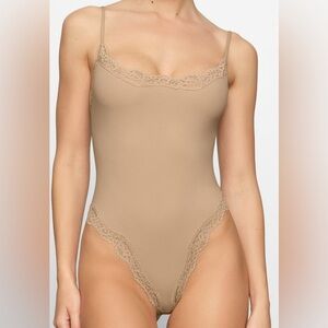DISCONTINUED SKIMS FITS EVERYBODY CORDED LACE CAMI BODYSUIT COLOR: SIENNA